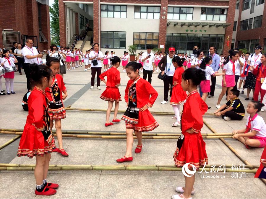 畲族竹竿舞表演欢迎七国少年到来。  林长生 摄